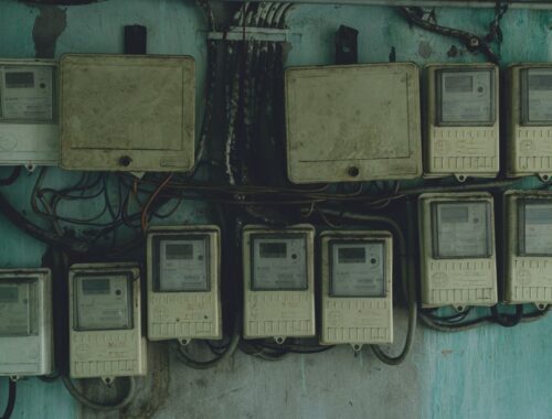 Een drone die een nutsinfrastructuur inspecteert boven een elektriciteitslijn.